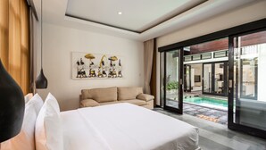 Een moderne hotelkamer met een groot bed, een slaapbank, een schilderij aan de muur en een glazen schuifdeur naar een zwembadgedeelte.