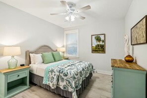 4 sovrum, skrivbord, strykjärn/strykbräda och resesäng