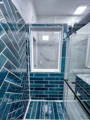 Bidet, toallas, jabón, shampoo 