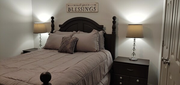 3 soverom, skrivebord, strykejern/-brett og reiseseng for barn