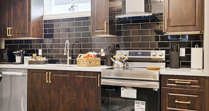 Chic & Cozy 2 Queen Bedroom Suite! Retire to a calm space after a buzzing day!