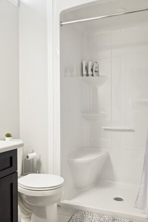 Toalhas de banho, sabonete, shampoo, papel higiênico