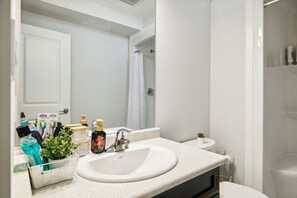 Handtücher, Seife, Shampoo, Toilettenpapier