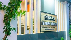 A sign for TAI NHIEN HOMESTAY with contact information and address. - Tai Nhien Homestay (Da Nang)