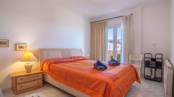 3 bedrooms, desk, internet