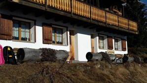 Una cabaña tradicional con balcones de madera, troncos grandes y un exterior rústico.