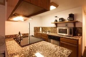 Fridge, microwave, oven, stovetop - Comfortable Vacation incline village Lake Tahoe Studio/Cabin/Apartment Sleeps 2 (Incline Village)