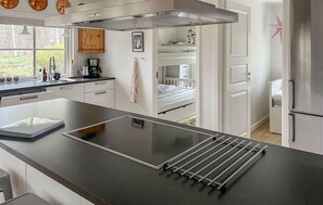 Fridge, oven, stovetop, dishwasher - 3 bedroom beautiful home in Hörby (Hörby)