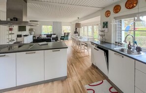 Fridge, oven, stovetop, dishwasher - 3 bedroom beautiful home in Hörby (Hörby)