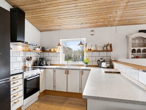 Kjøleskap, ovn, oppvaskmaskin og høy barnestol