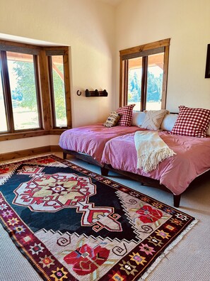 4 bedrooms, iron/ironing board, travel crib, free WiFi - The "Wandering Coyote" riverfront home located on the Swan River in Bigfork, MT. (Bigfork)