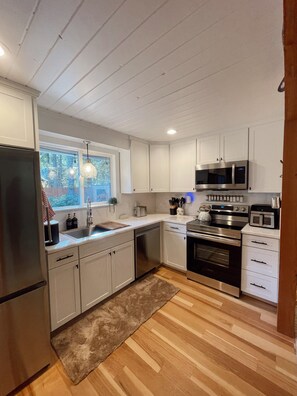 Een koelkast, een microgolfoven, een oven, een kookplaat