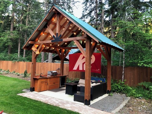 Outdoor Retreat: AC-Firepit-Outdoor Kitchen- Massive Deck-Sport Court-WIFI