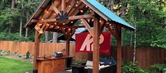 Outdoor Retreat: AC-Firepit-Outdoor Kitchen- Massive Deck-Sport Court-WIFI
