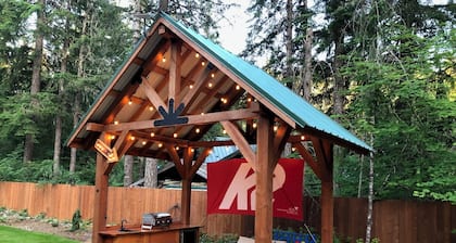 Outdoor Retreat: AC-Firepit-Outdoor Kitchen- Massive Deck-Sport Court-WIFI