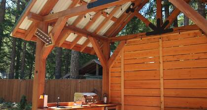 Outdoor Retreat: AC-Firepit-Outdoor Kitchen- Massive Deck-Sport Court-WIFI