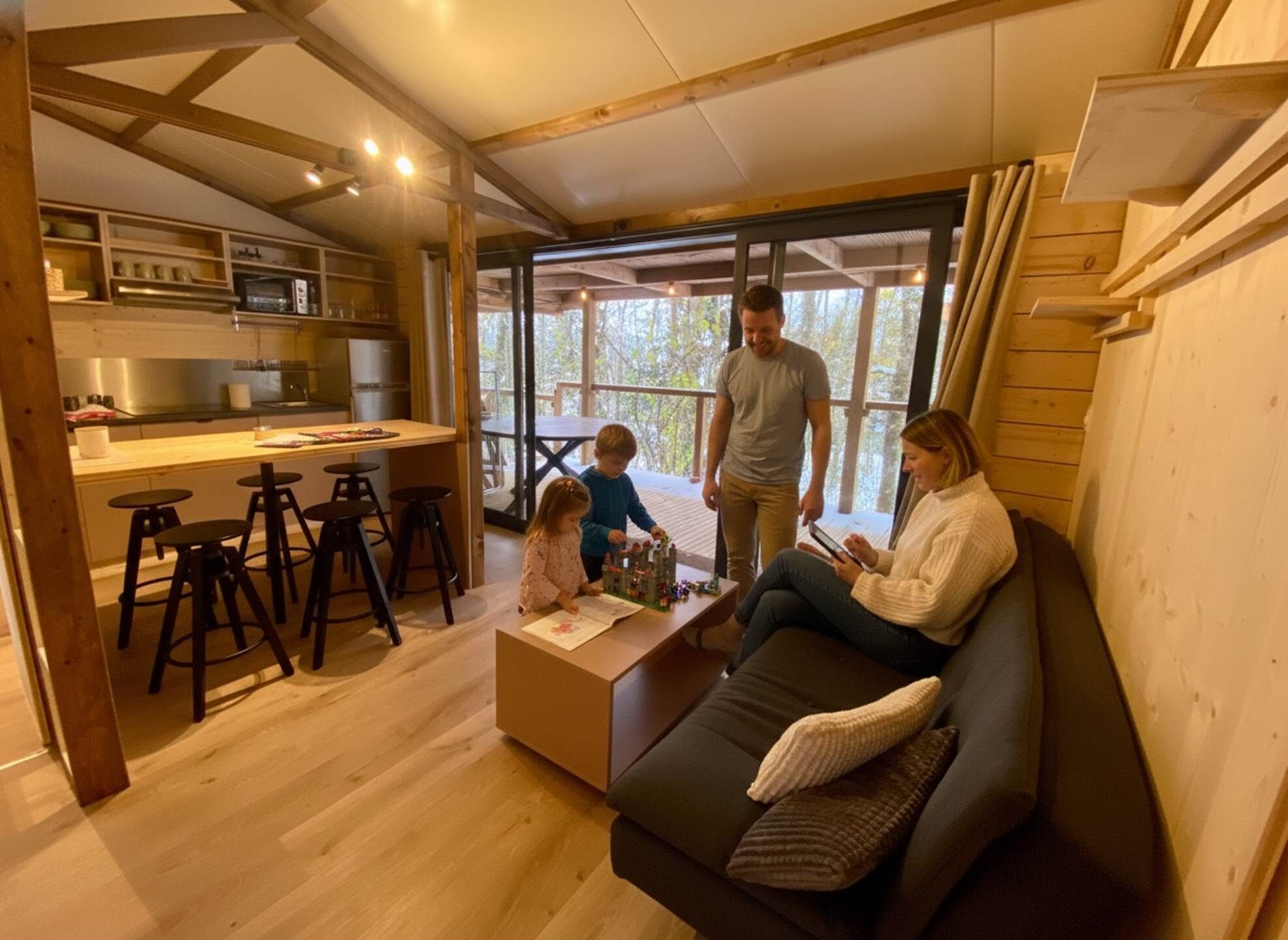 Un ambiente accogliente con zona pranzo in legno, cucina dotata di elettrodomestici moderni e un'ampia finestra con vista sull'esterno.