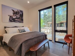 1 bedroom, desk, WiFi, bed sheets - Cutthroat Lake Cabin at The Inn At Mazama (Mazama)