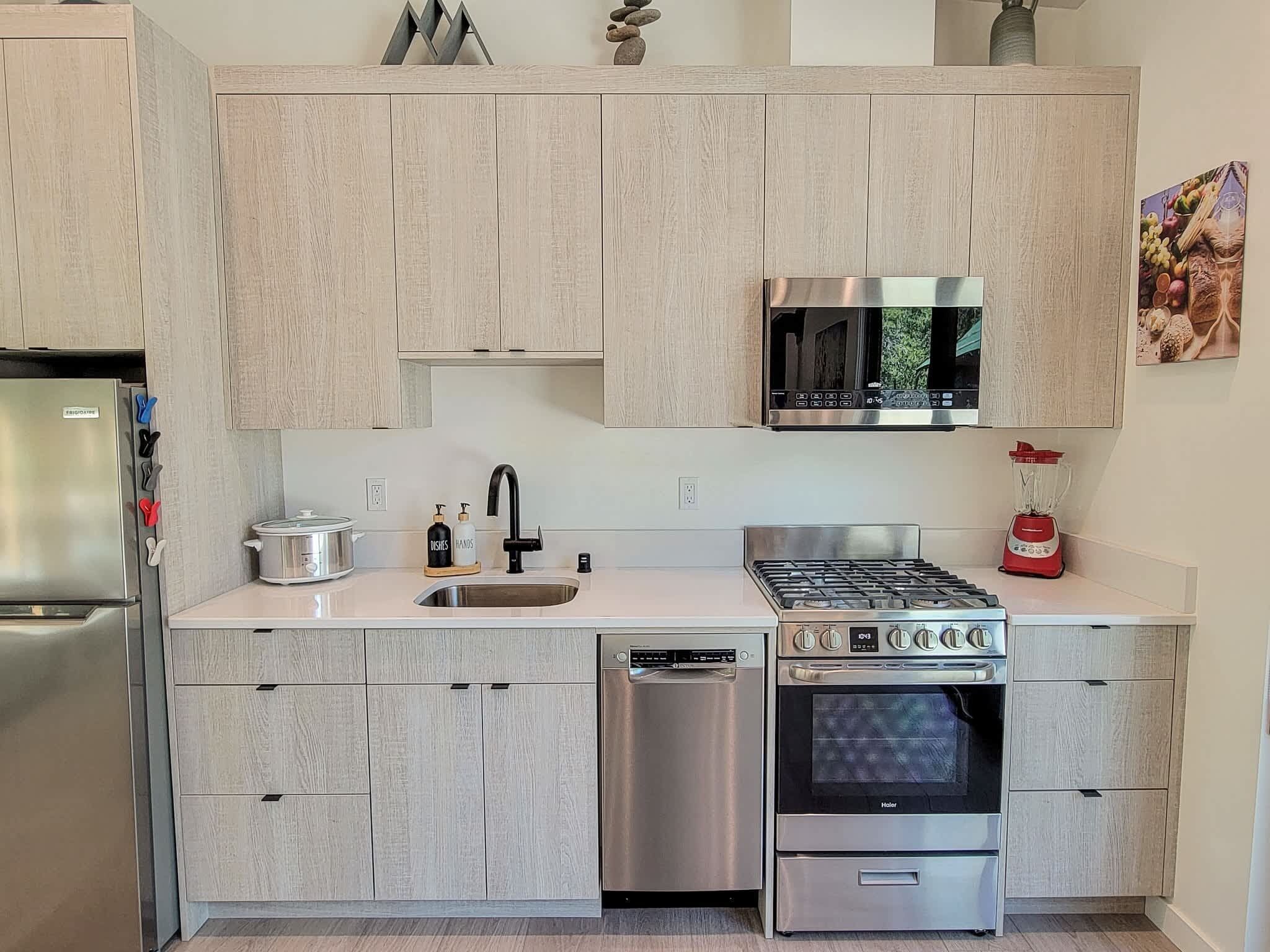 Réfrigérateur, micro-ondes, four, plaque de cuisson