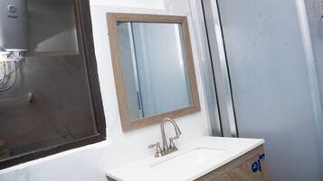 淋浴设施、毛巾、肥皂、洗发水