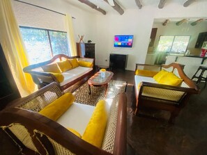 舒適別墅 | 客廳 | 24 吋智能電視連數碼電視頻道