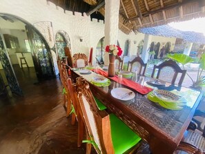 تناول الطعام بالخارج