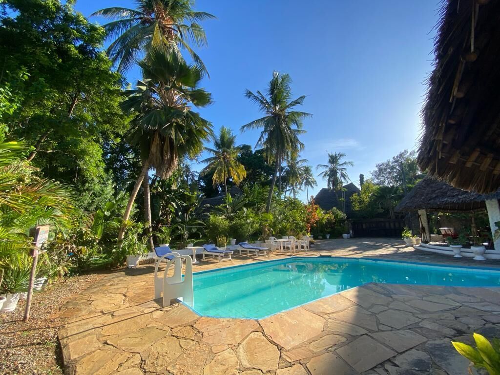 Una piscina al aire libre