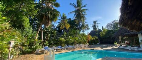 Una piscina al aire libre