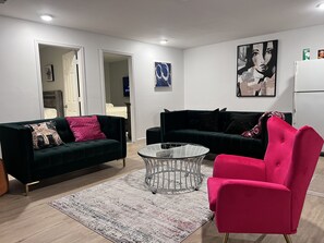 Living area - Cozy bedroom by EWR airport - Downtown Newark NYC (Newark)