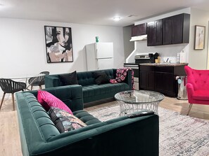 Living area - Cozy bedroom by EWR airport - Downtown Newark NYC (Newark)