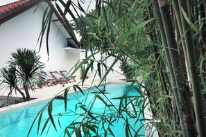 Una piscina al aire libre