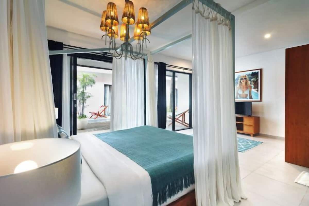 Minibar, tabla de planchar con plancha, wifi gratis