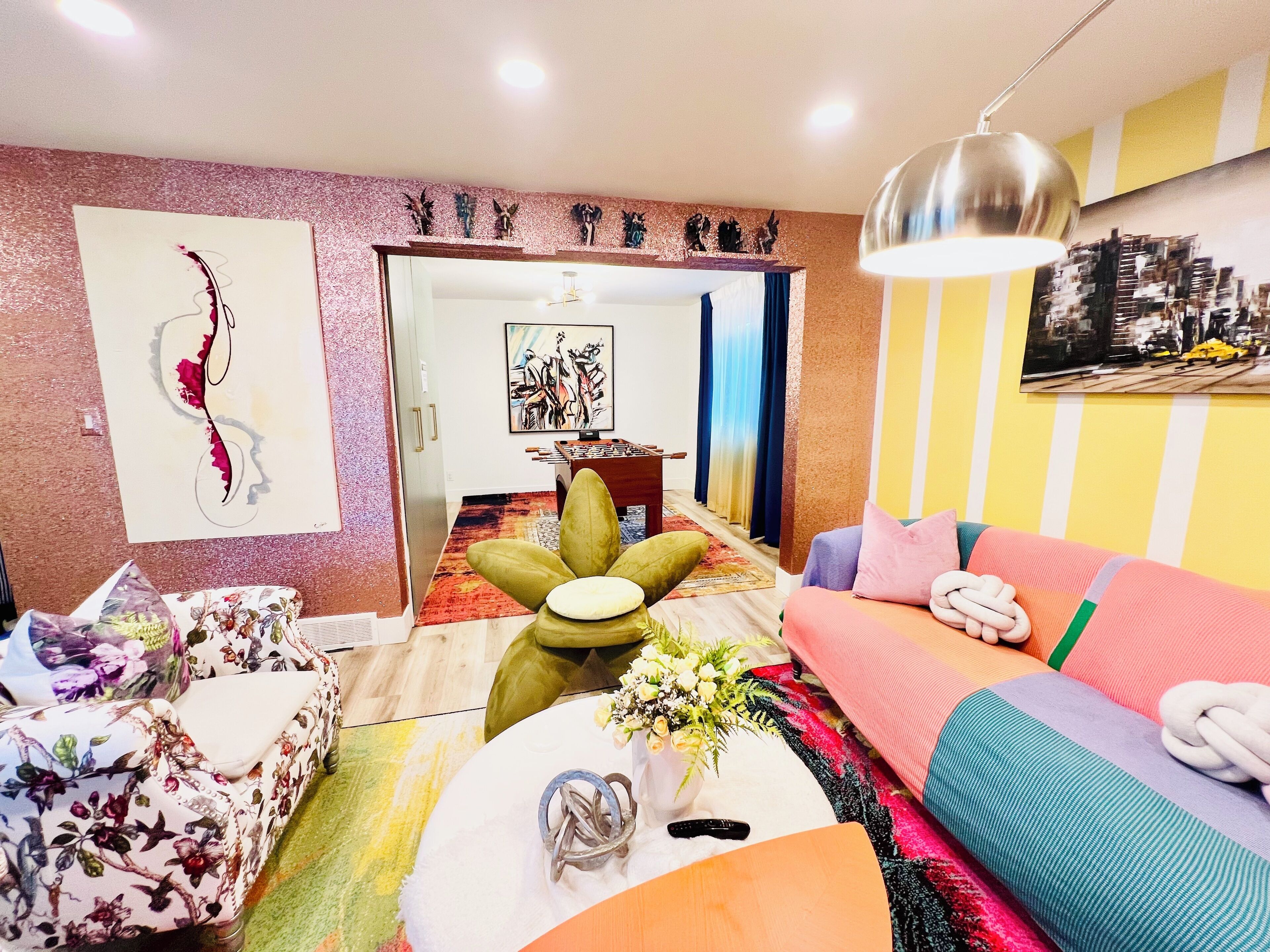 TV connectée, cheminée, baby-foot, espaces bureaux