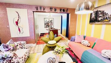 TV connectée, cheminée, baby-foot, espaces bureaux