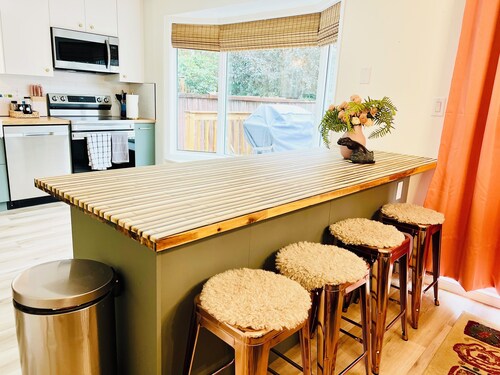 Fun Group Stay * A/C * 5Mins to WEM * King Bed * Sleep16 * Crib*