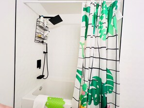 Dusche, Haartrockner, Bidet, Handtücher