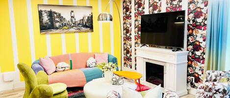 智能電視、壁爐、足球機、 辦公室