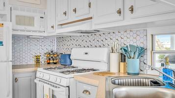 雪櫃、微波爐、焗爐、爐具