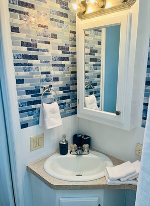 Sèche-cheveux, serviettes fournies