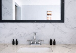 Shower, towels, soap, shampoo - King size bed Studio at Tris Estates Hotel & suites Suite  (Duazon)