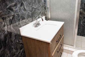 Chuveiro, toalhas de banho, sabonete, shampoo