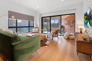 Televisión, libros, oficina