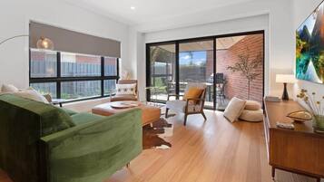 Tv, bøger, kontorer