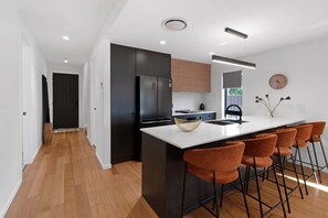 Refrigerador, microondas, horno, placa de cocina