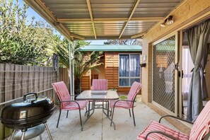 Outdoor dining - Peaceful Family Home by St Leonards Beach (St Leonards)