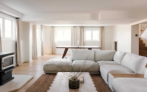 Smart TV, fireplace, ping pong, books - Luxury Retreat in PEC w/ Sauna, Pilates / Yoga / Peloton Studio, Nature, Theatre (Prince Edward)