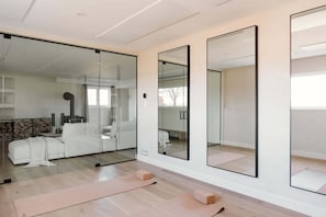 4 bedrooms, desk, iron/ironing board, travel cot - Luxury Retreat in PEC w/ Sauna, Pilates / Yoga / Peloton Studio, Nature, Theatre (Prince Edward)