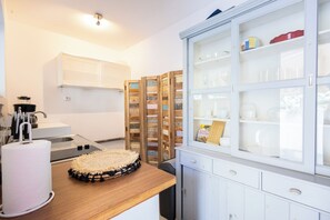 Fridge, stovetop, coffee/tea maker