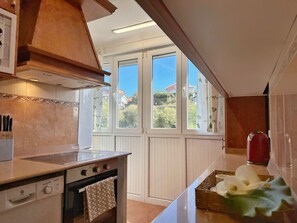 Een koelkast, een microgolfoven, een oven, een vaatwasser