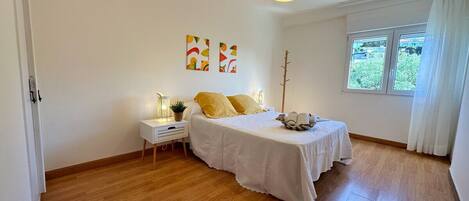 3 chambres, fer et planche à repasser, draps fournis